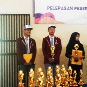 Penyerahan Trophy Juara 1 LKS Tk Kab Tasikmalaya